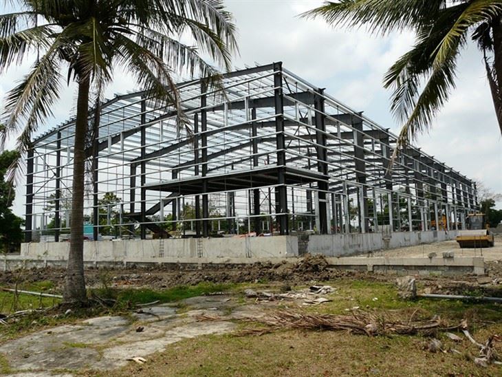 L100m*W20m*H8m Steel Structure Warehouse For High Wind Loading Areas factory
